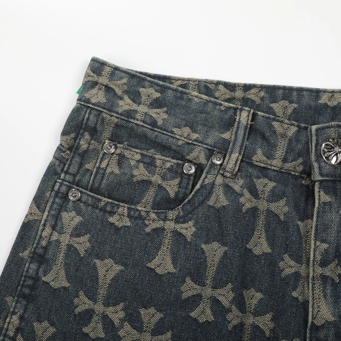 P220 Chrome Hearts｜Chrome Hearts CH all-over jacquard bootcut jeans - the same style as those of Internet celebrities. Cross-printed jeans, with unique cross design elements and all-over printing, full of design sense. It is made of 100% denim cotton fabric with heavy coarse yarn count, which ensures a stiff and tough silhouette while being soft, comfortable and breathable. The lapel is designed with silver buttons and is full of texture.  The classic dark yellow cross logo is all over the pants. They are generous and full of personality without being exaggerated. They are perfect for spring and summer!    Custom hardware! Same style for couples!  The three standards are complete, and the non-market version of the same style for men and women is free to compare and the quality is absolutely guaranteed. Size: 28/30/32/34/36 (s-xxl) Waist: 72/77/82/87/92 Knee: 55/56.5/58/59.5/61 Pants length: 103.5/105.5/107.5/109.5/111.5